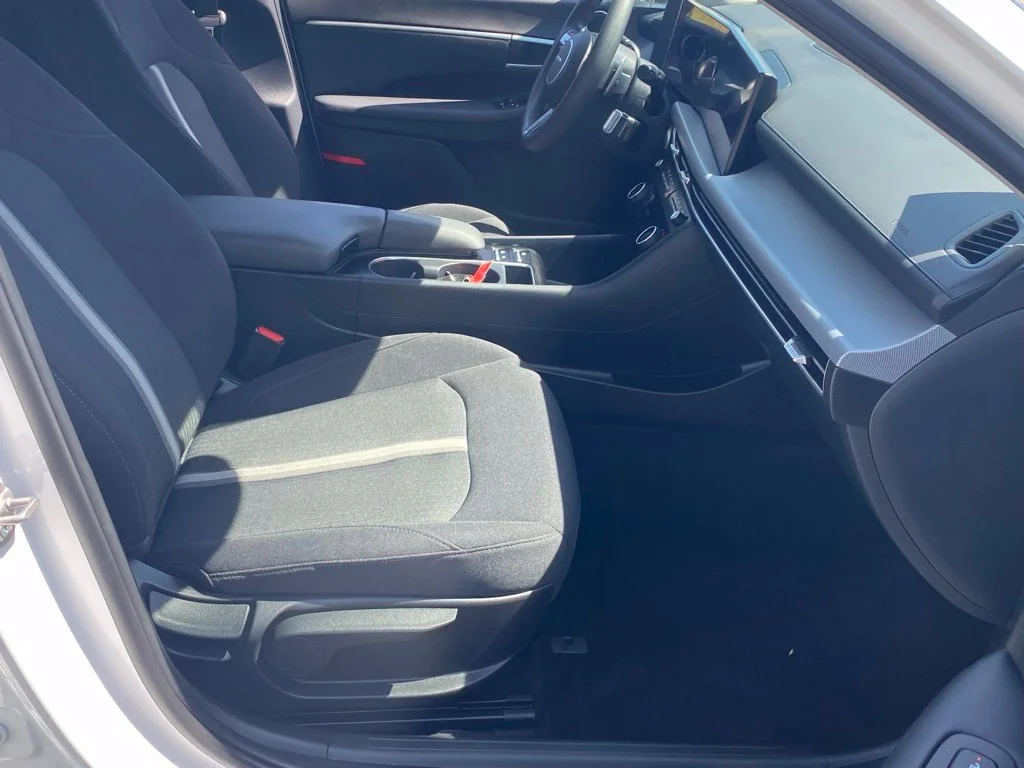 Used 2025 White Hyundai SEL image 15