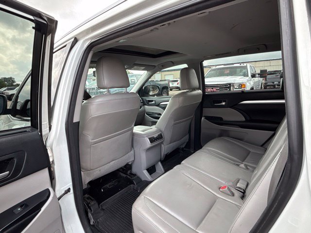 Used 2018 White Toyota XLE image 4