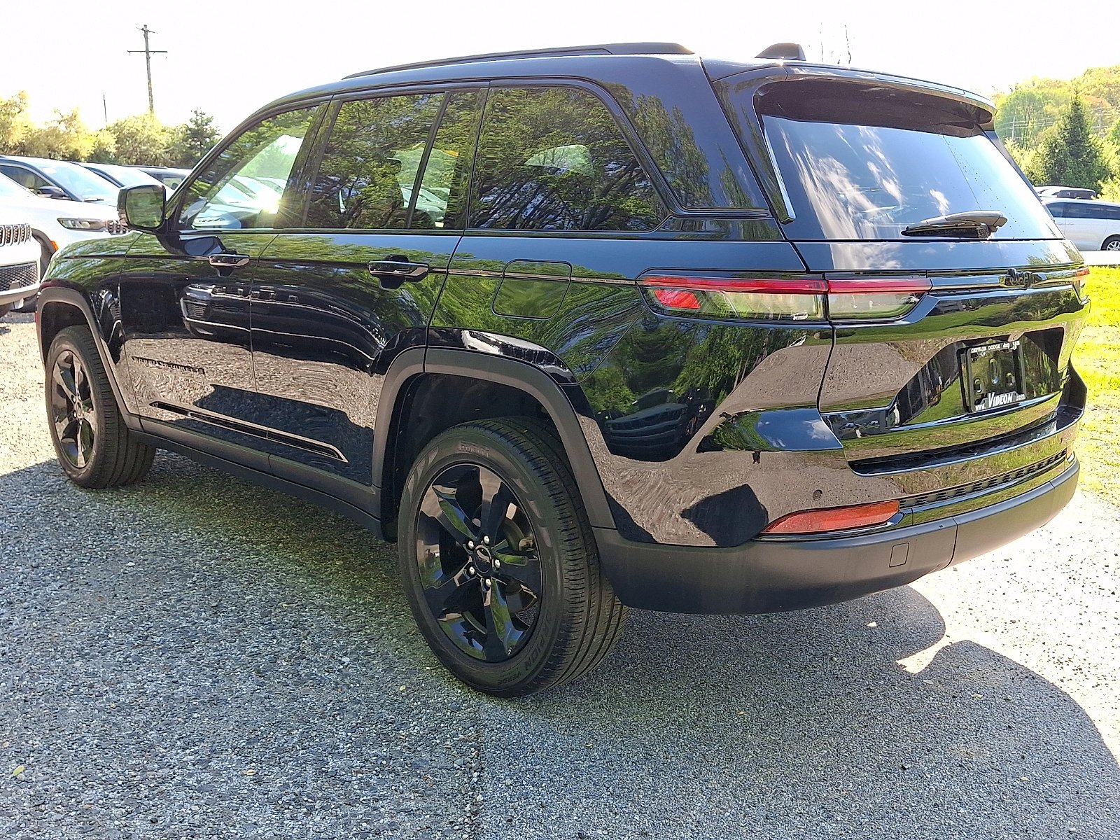Certified Used 2023 Diamond Black Crystal Pearlcoat Jeep Limited image 4
