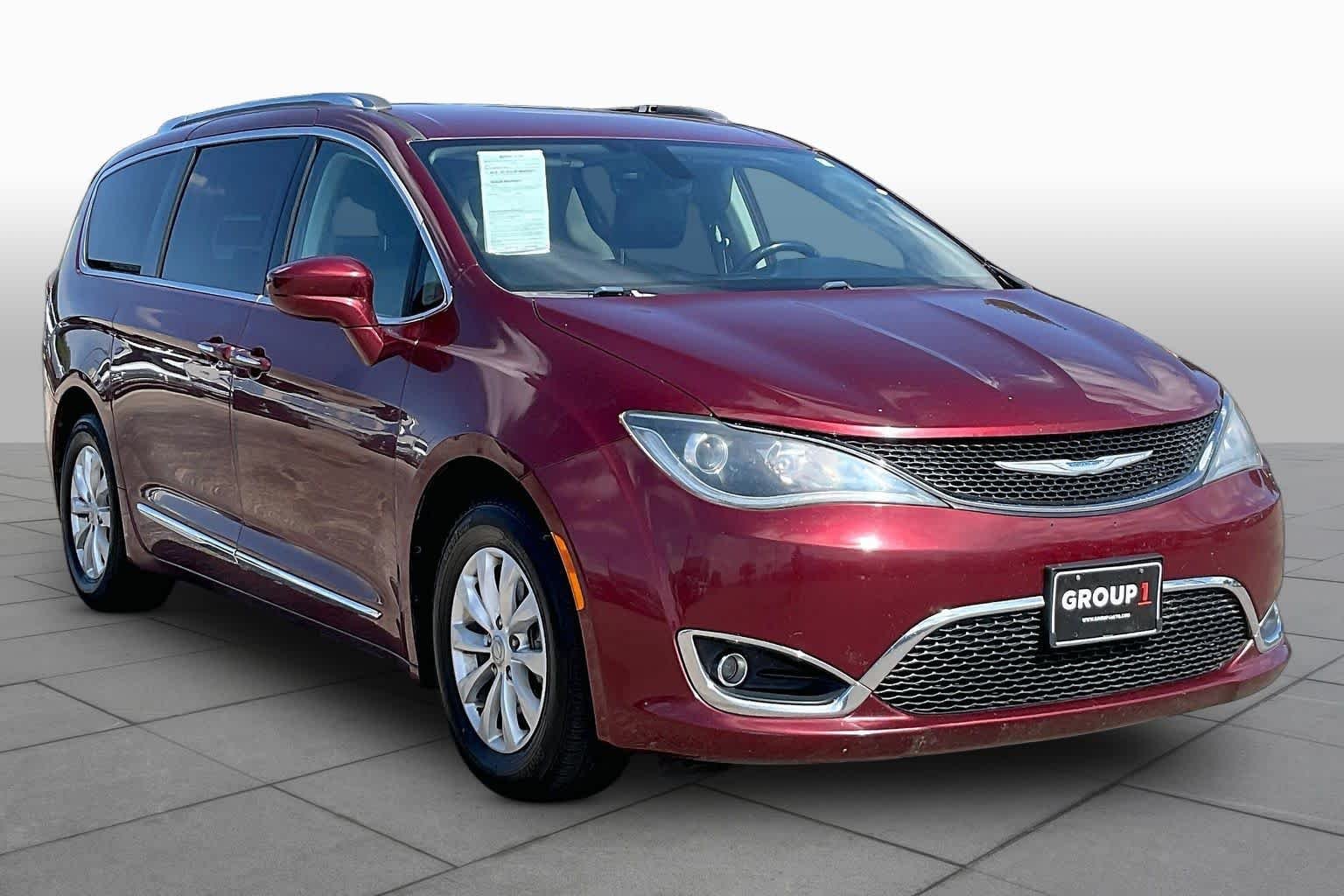 Used 2018 Velvet Red Pearlcoat Chrysler Touring L image 3