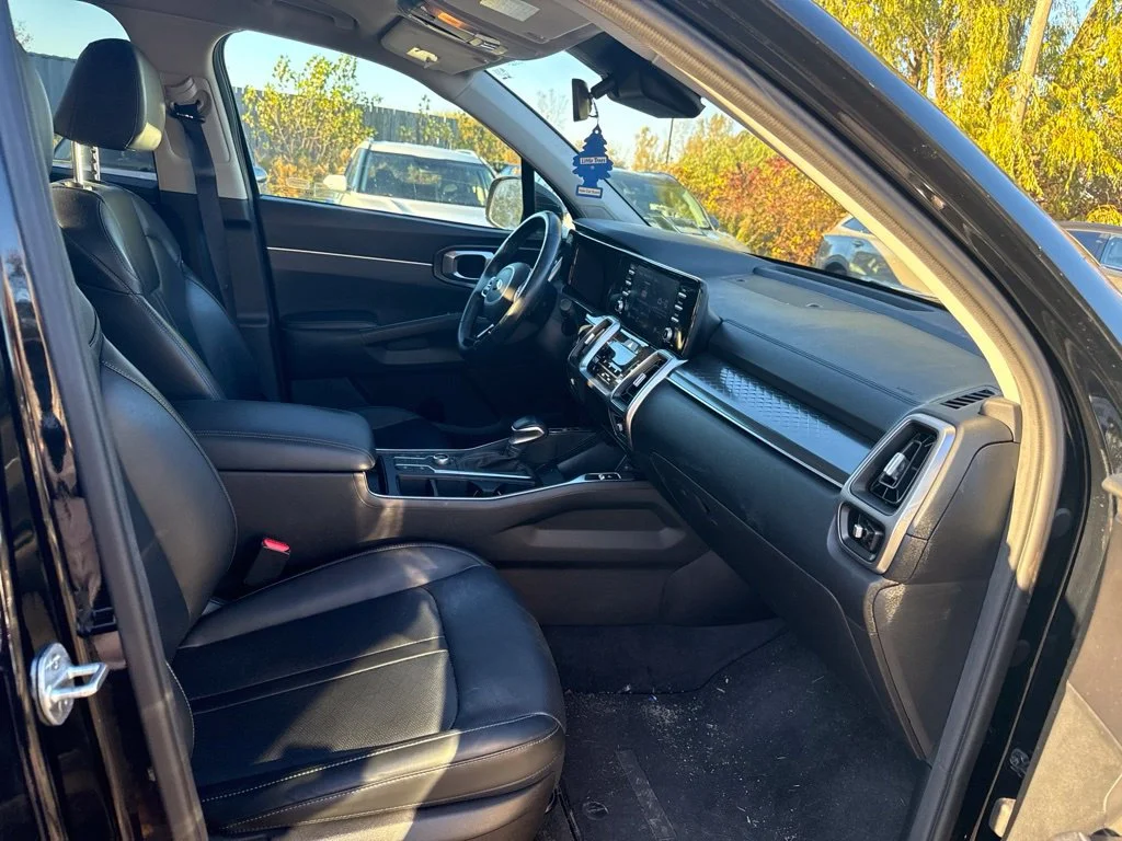 Used 2021 Black Kia S image 17