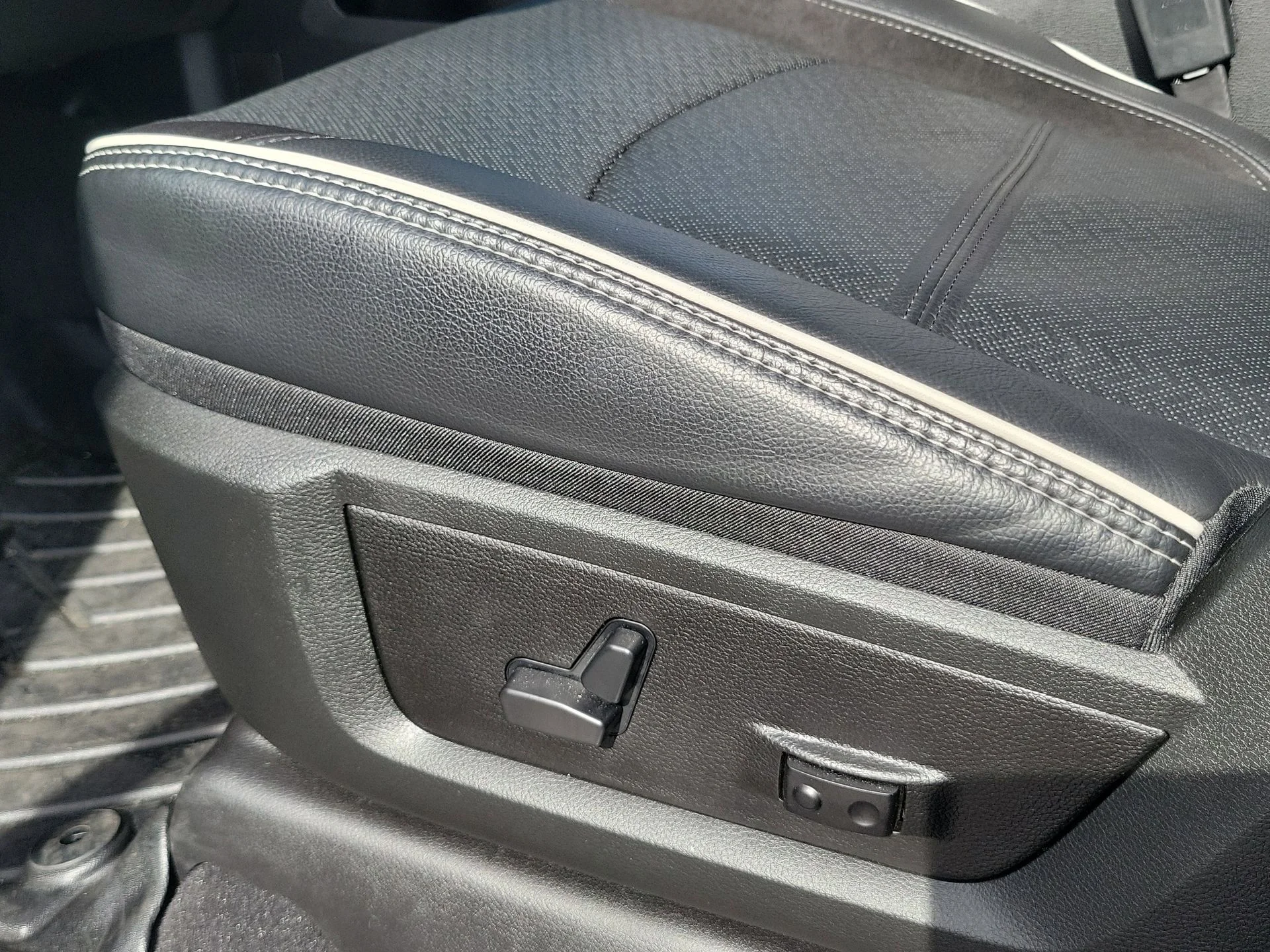 Used 2025 White Ram Laramie image 18