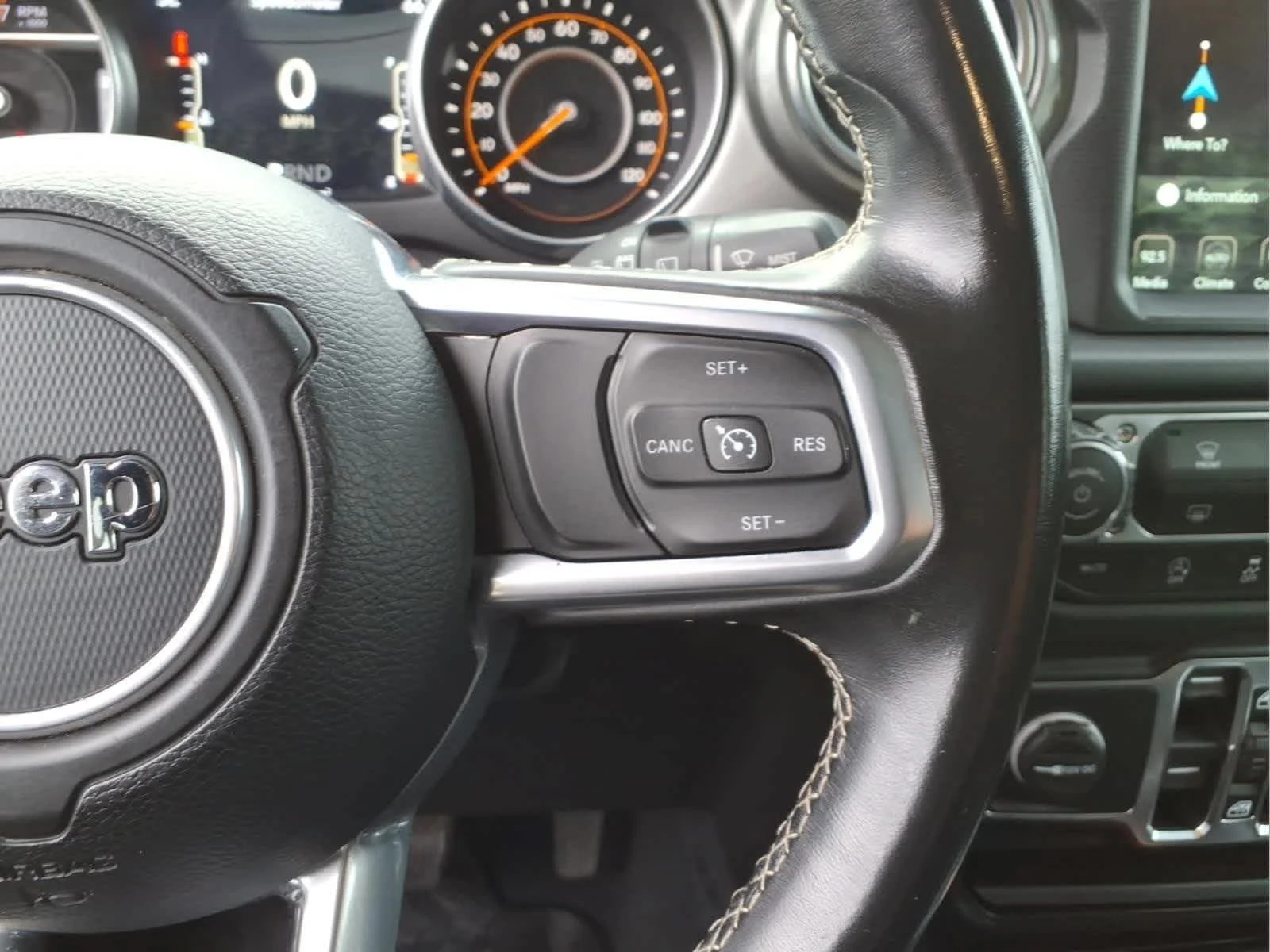 Used 2020 Granite Crystal Metallic Clearcoat Jeep Sahara image 28