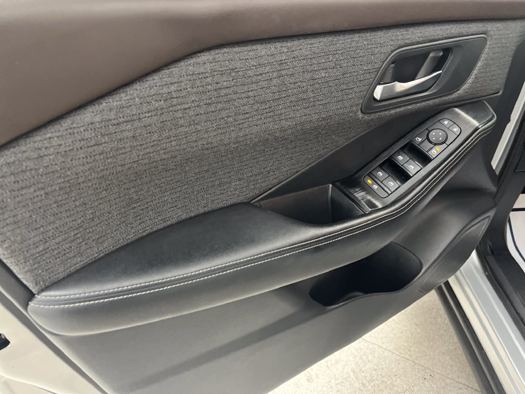 Used 2022 Silver Nissan SV image 11
