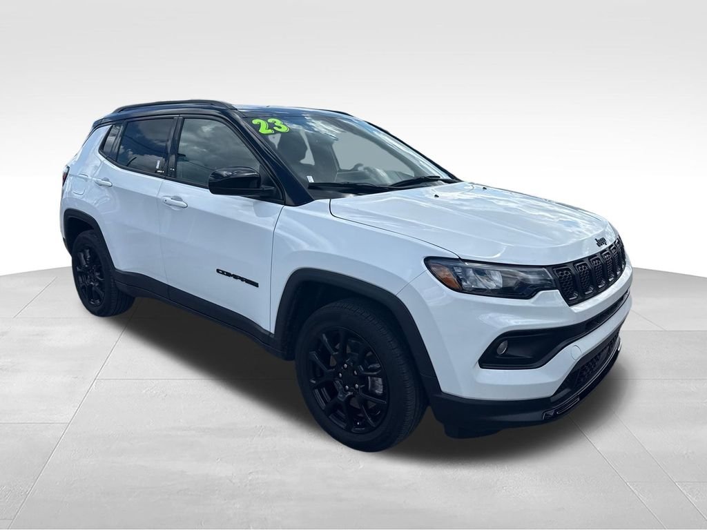 Used 2023 White Jeep Latitude image 9