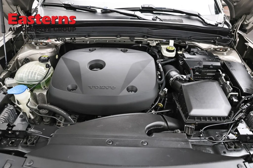 Used 2022 Brown Volvo Momentum image 9