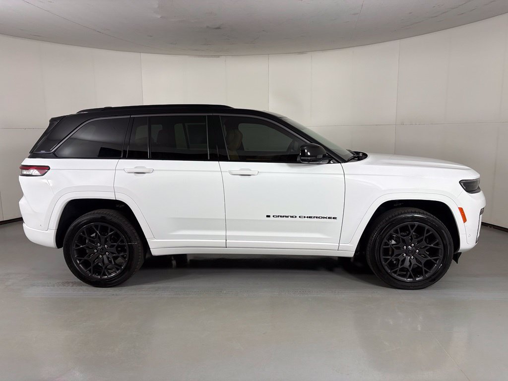 New 2027 Bright White Clear-Coat Paint Jeep Summit image 9