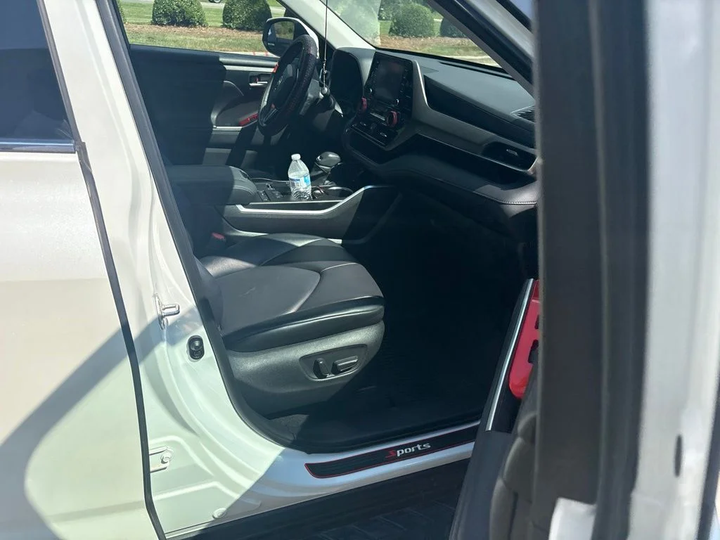 Used 2020 White Toyota XLE image 17