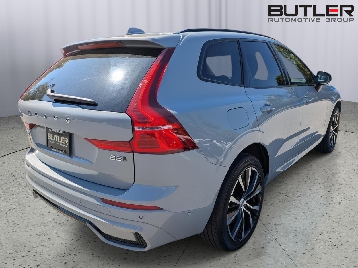 Used 2024 Vapour Grey Metallic Volvo Plus Dark Theme image 8