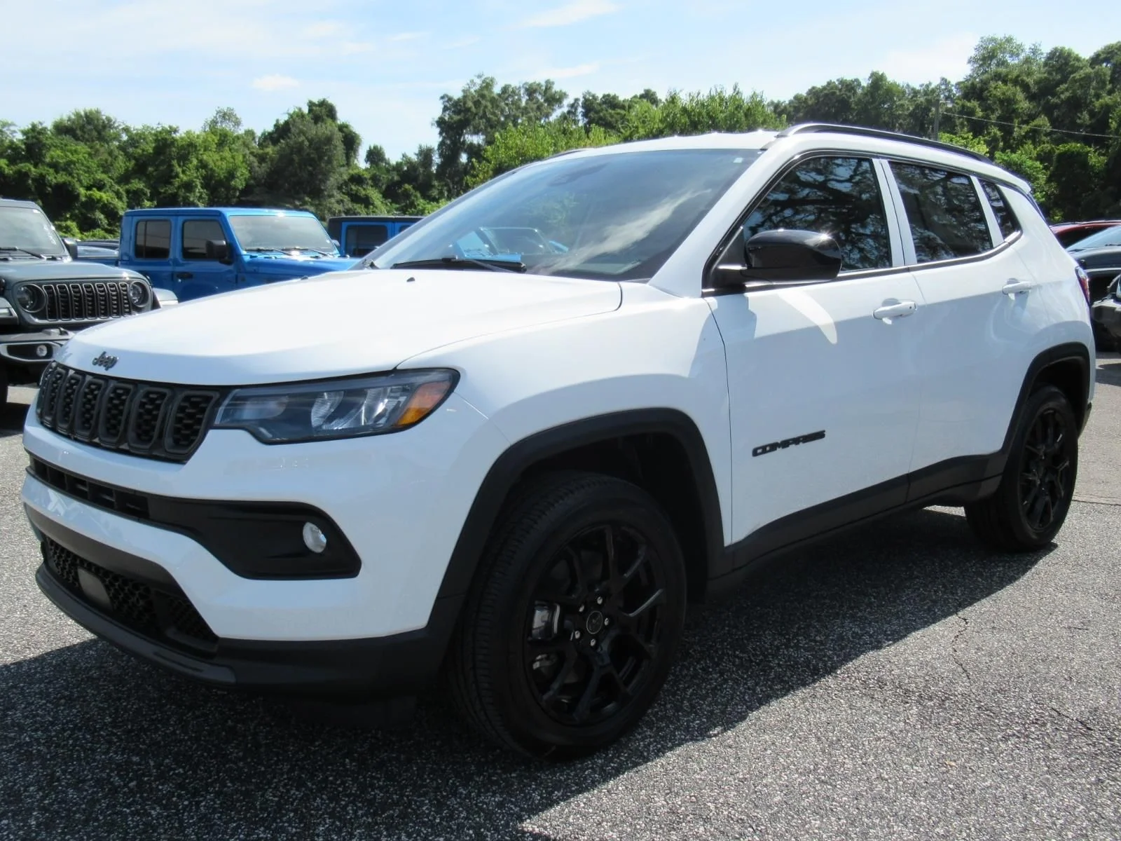 New 2026 Bright White Clearcoat Jeep Latitude Altitude image 3