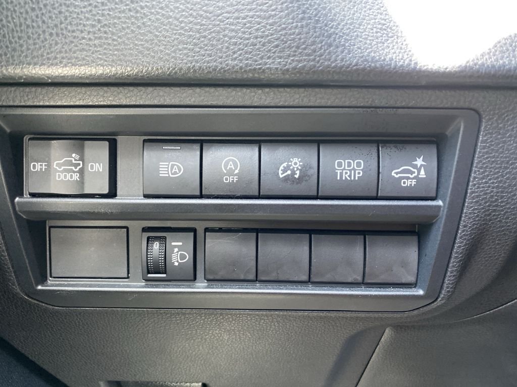 Used 2022 White Toyota SR5 image 22