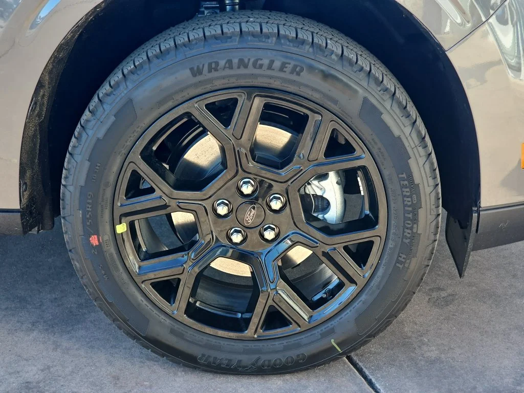 New 2026 Carbonized Gray Metallic Ford XLT image 38