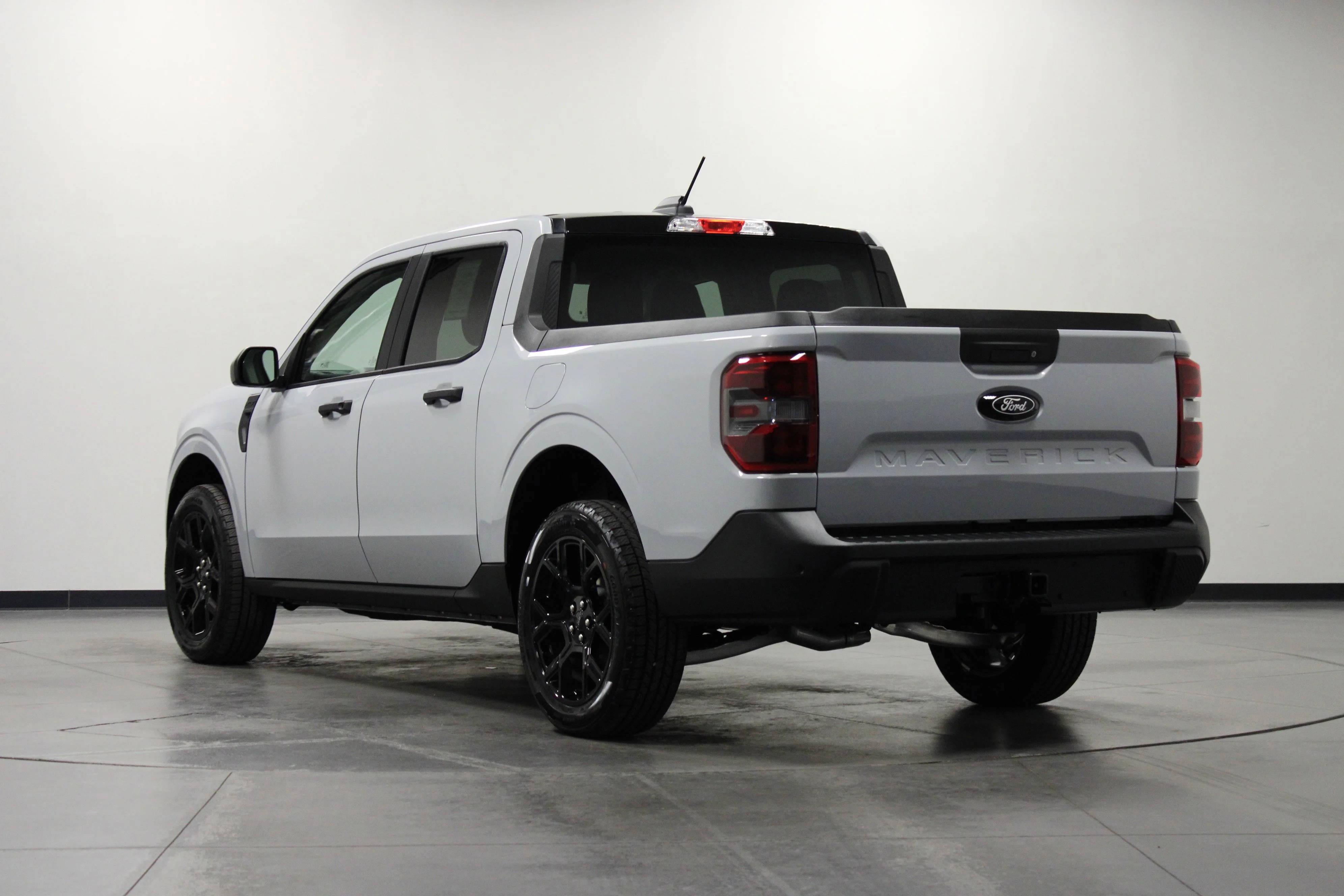 New 2025 Space White Metallic Ford XLT image 6