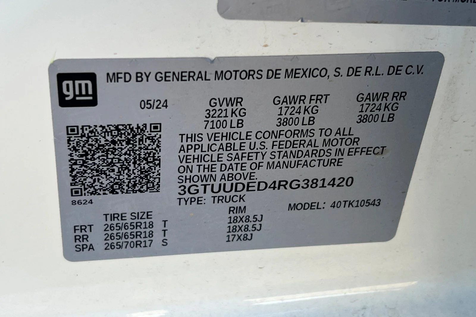 Used 2024 White GMC SLT image 28