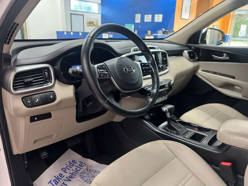 Used 2019 White Kia LX image 19