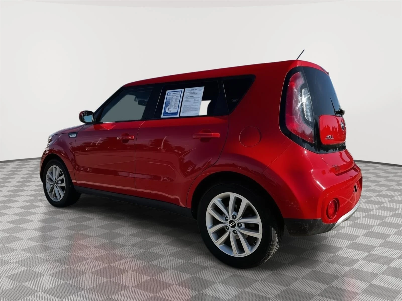 Used 2018 Inferno Red Kia + image 4