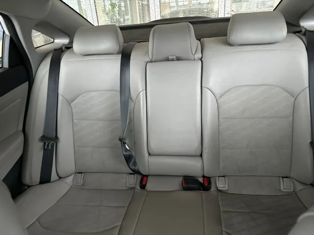 Used 2015 Silver Hyundai Sport image 18