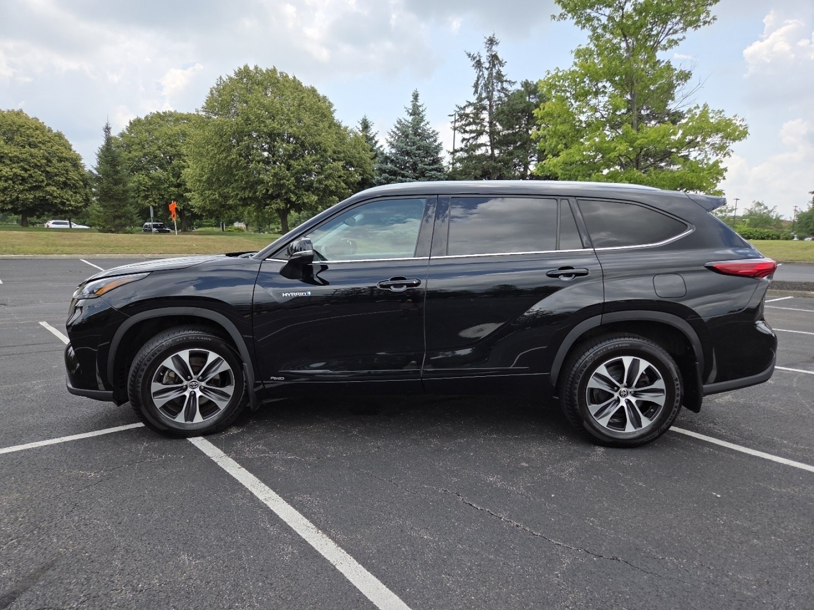 Used 2020 Midnight Black Metallic Toyota XLE image 20