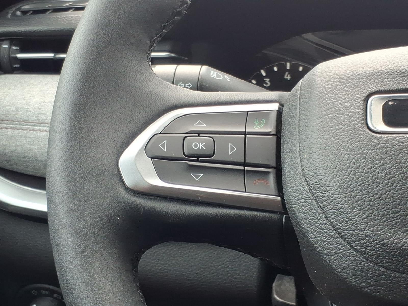 Used 2023 Bright White Clearcoat Jeep Latitude Lux image 27