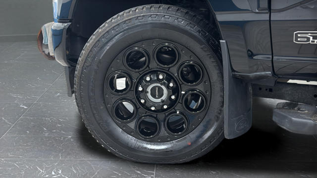 Used 2025 Agate Black Metallic Ford Lariat image 40