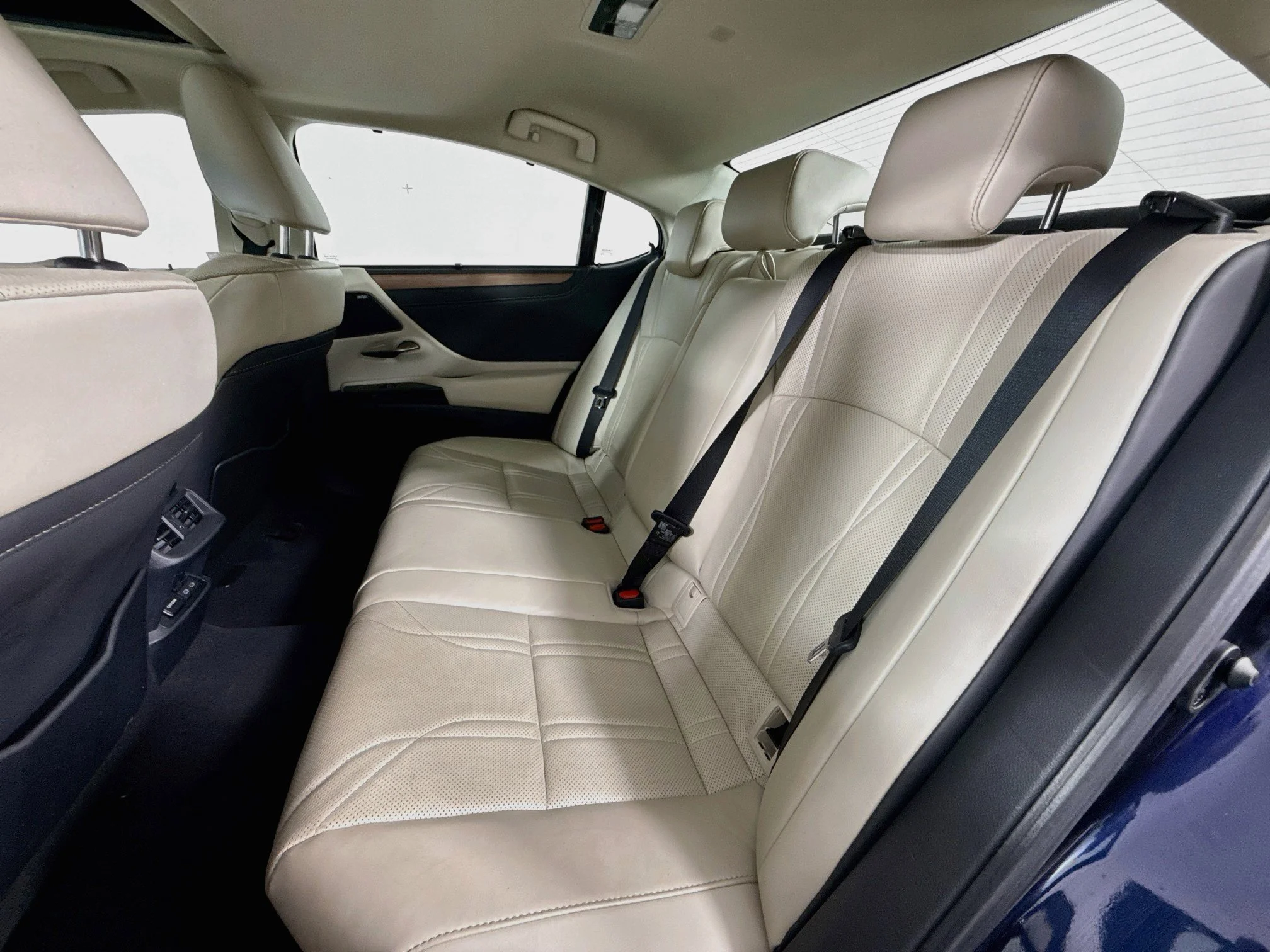 Certified Used 2025 Mica Lexus 300h Ultra Luxury image 23