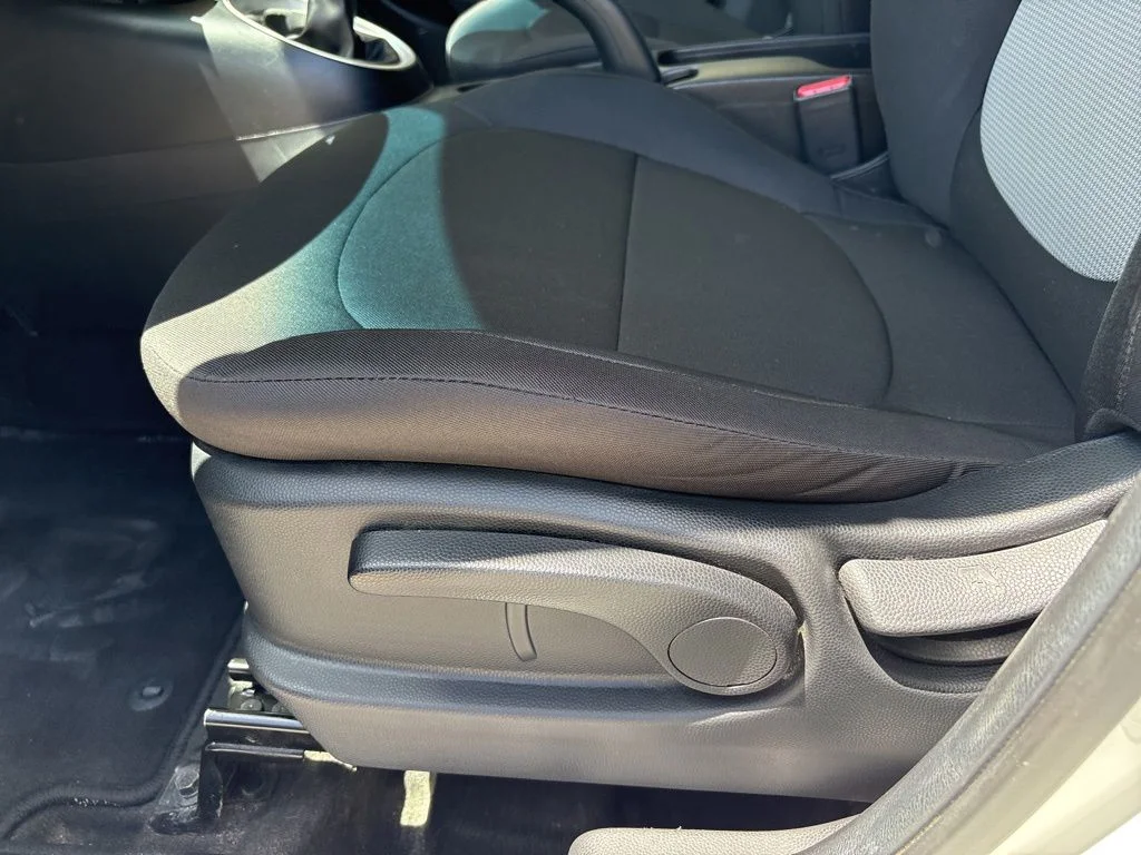 Used 2015 White Kia Base image 12