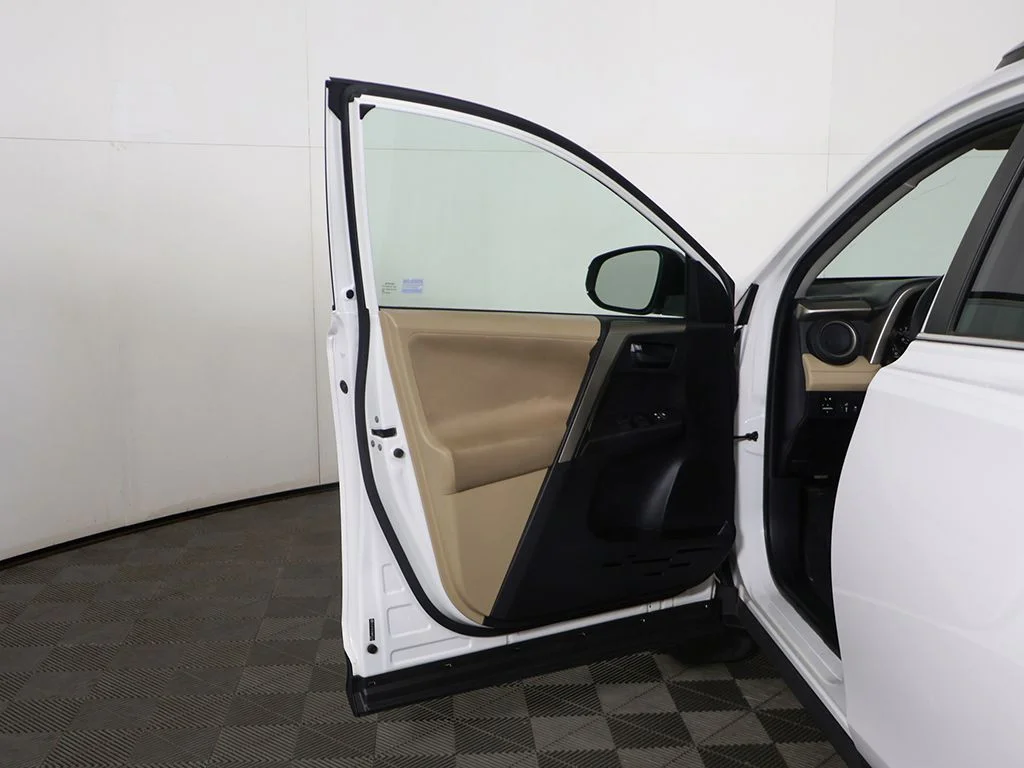 Used 2013 White Toyota LE image 13