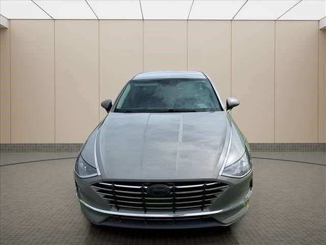 Used 2023 Gray Hyundai SE image 4