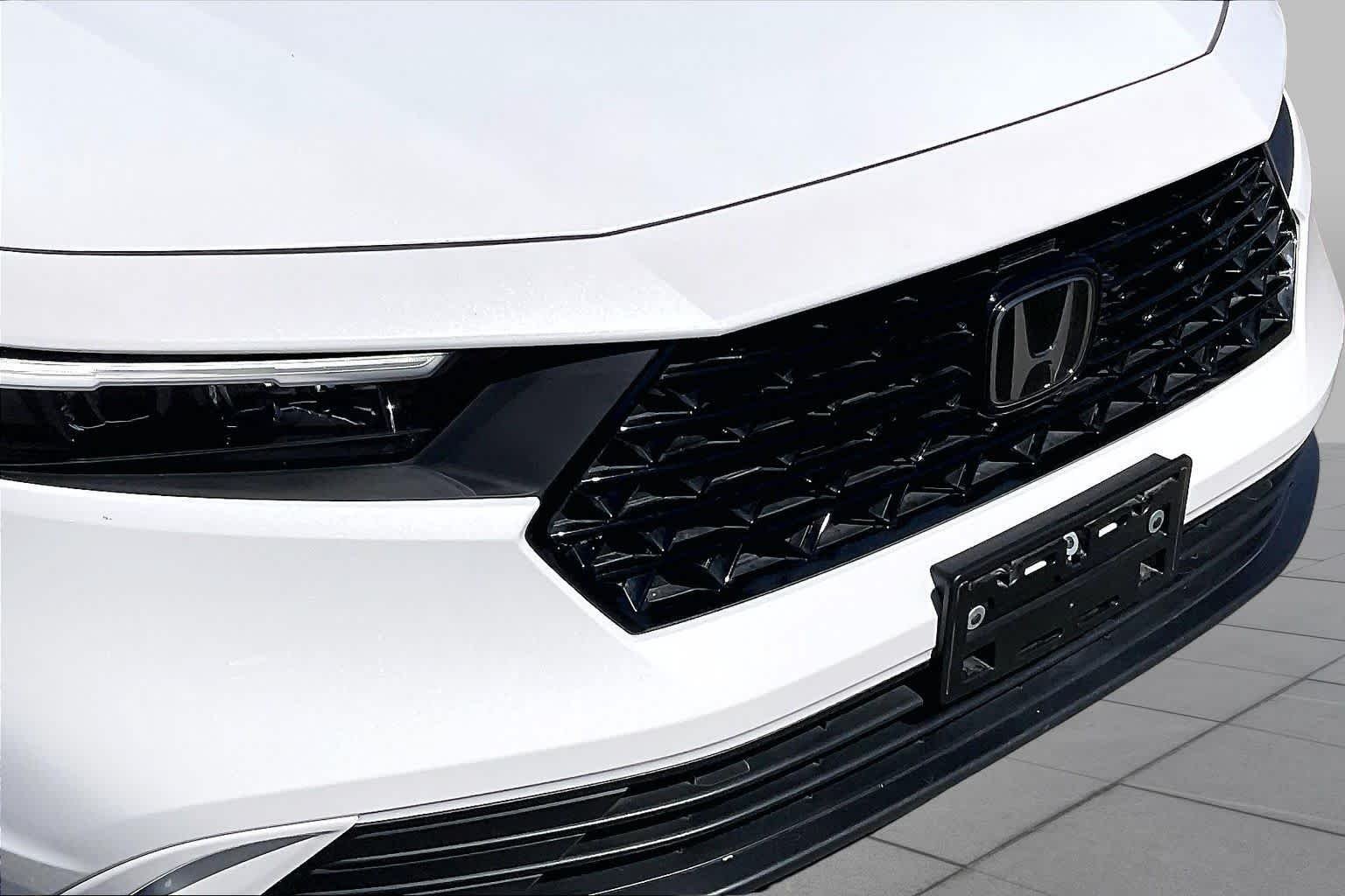 Used 2024 Platinum White Pearl Honda EX image 28