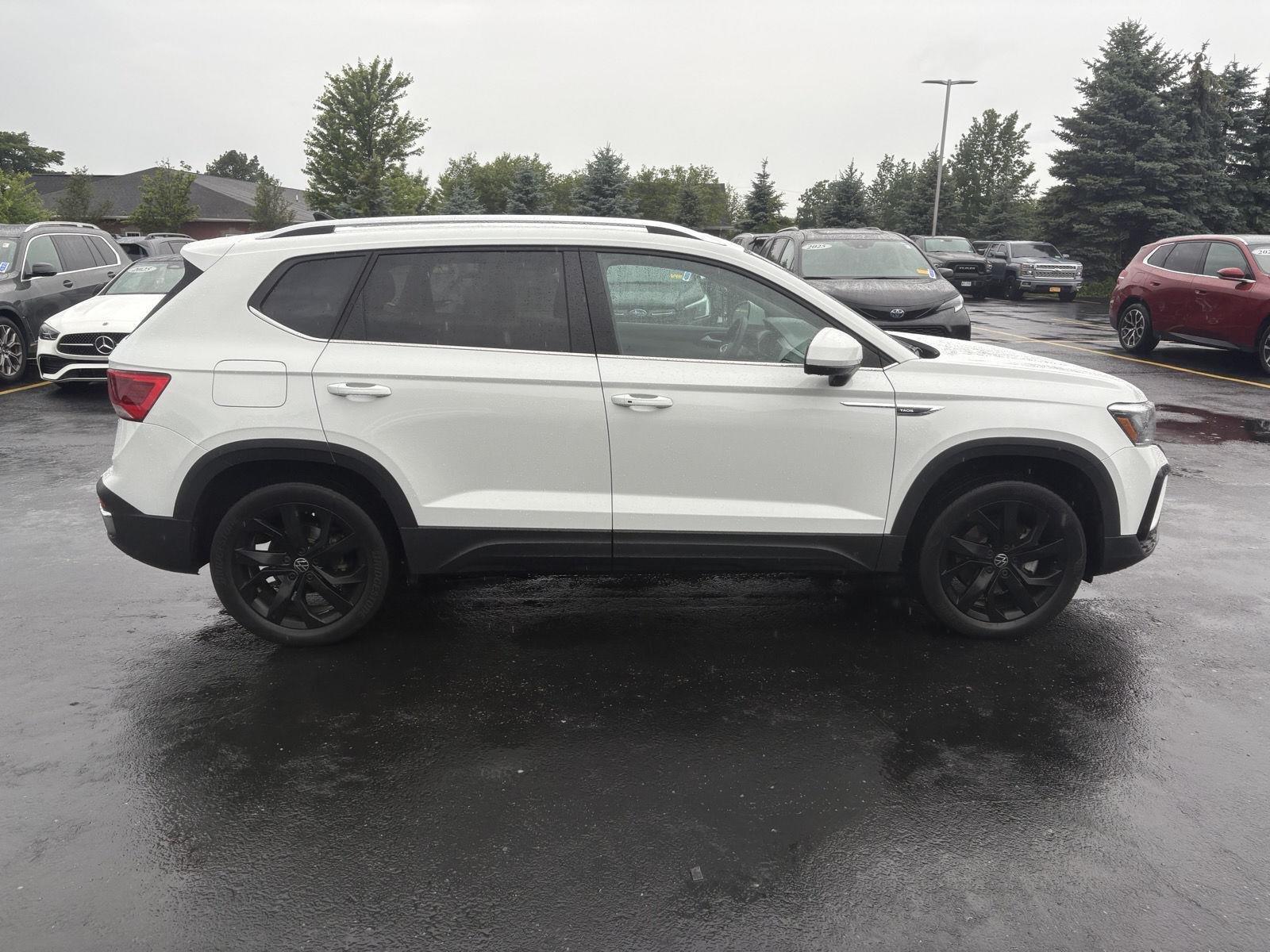 Used 2022 Pure White Volkswagen SE image 9