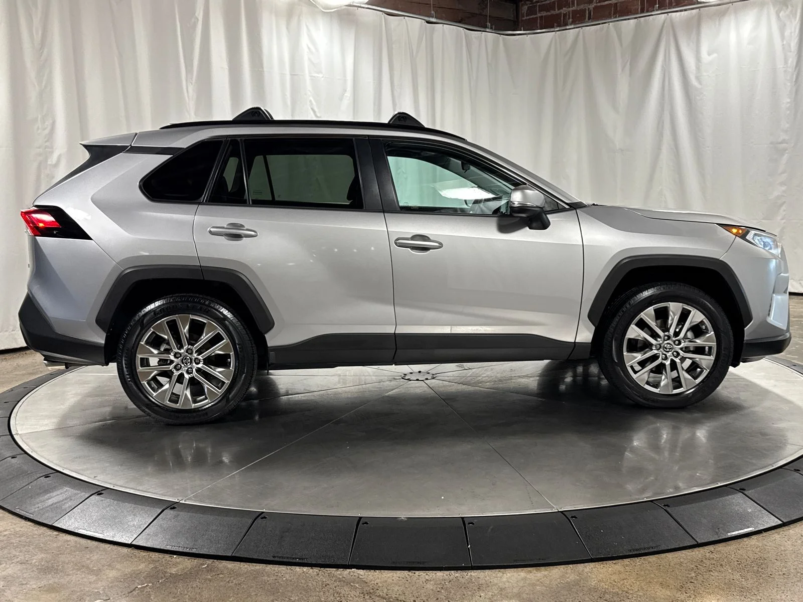 Used 2019 Silver Sky Metallic Toyota XLE Premium image 6