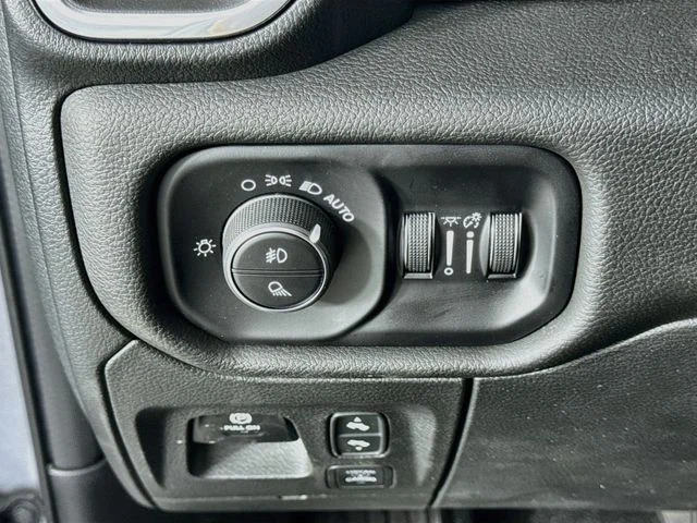 Used 2025 Silver Ram Laramie image 10