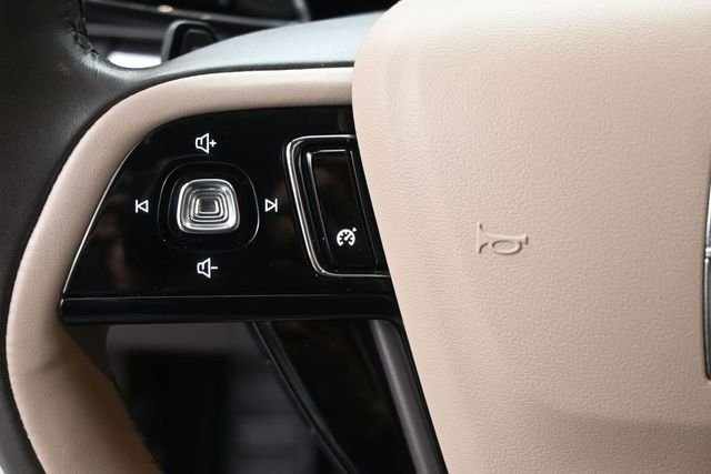 Used 2021 White Lincoln Reserve image 6