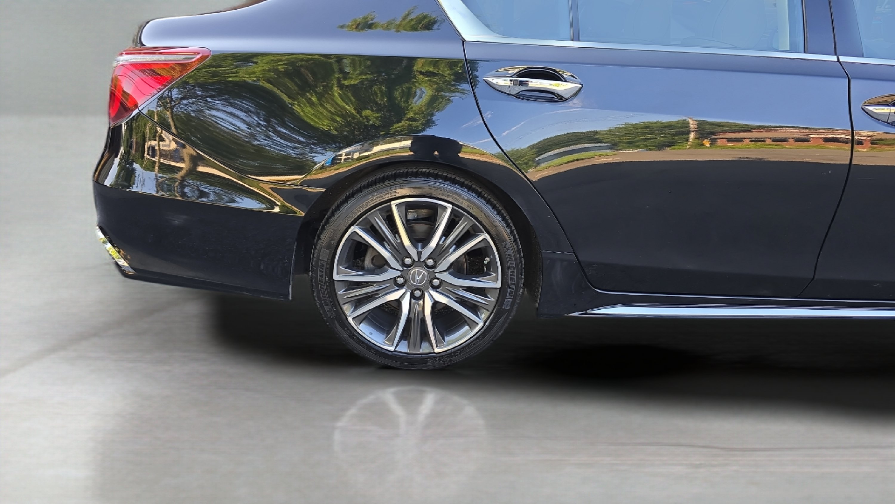 Used 2018 Black Acura SH-AWD Sport Hybrid w/Advance Pkg image 28