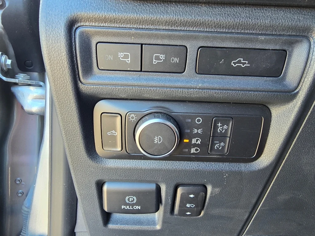 Used 2022 Iconic Silver Metallic Ford LARIAT image 18