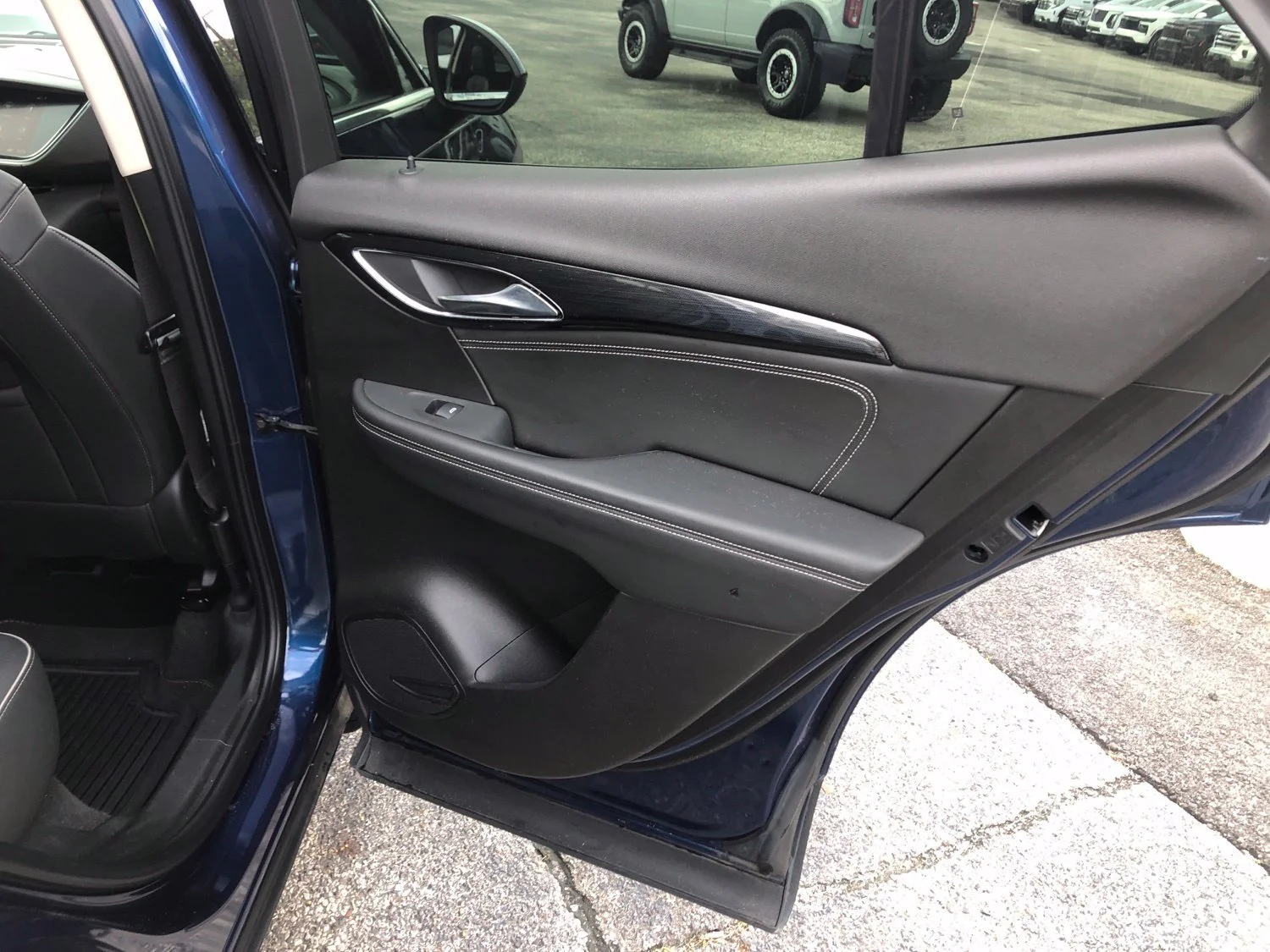 Used 2023 SAPPHIRE METALLIC Buick Essence image 28