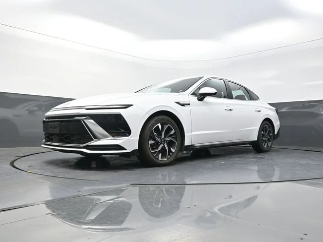 Used 2025 White Hyundai SEL image 33