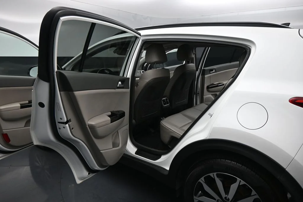 Used 2018 White Kia EX image 20