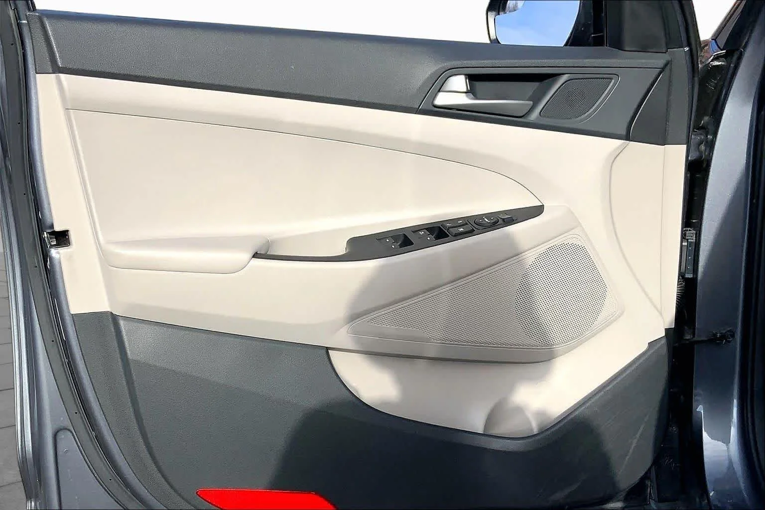 Used 2018 Coliseum Gray Hyundai SEL image 22