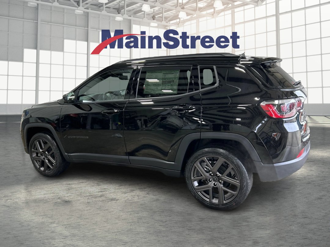 New 2026 Diamond Black Crystal Pearl-Coat Exterior Paint Jeep Latitude image 3