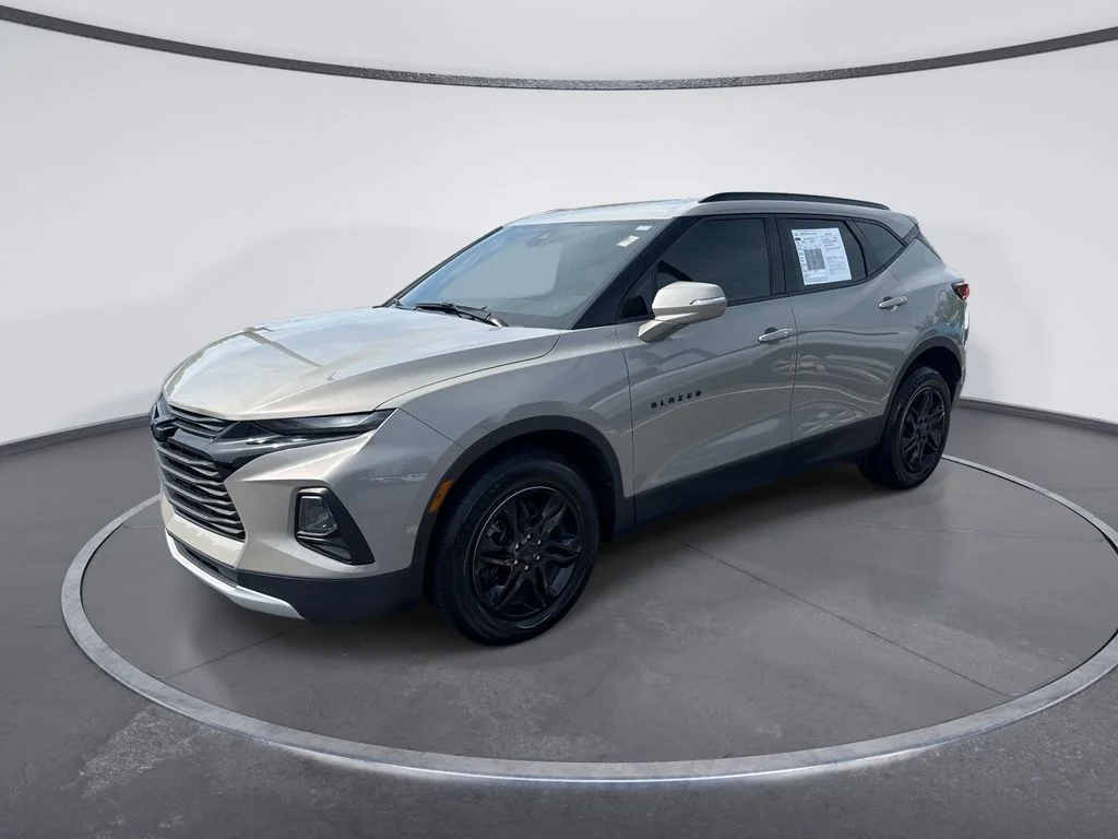 Used 2021 Gray Chevrolet LT image 3