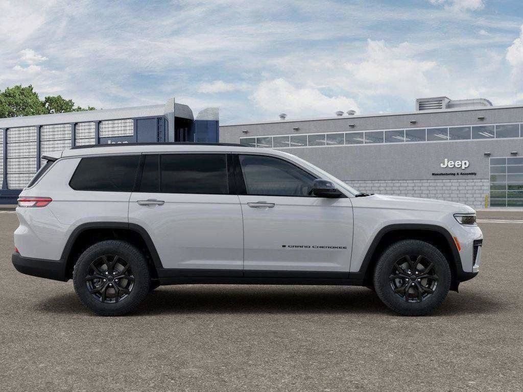 New 2026 Bright White Clear-Coat Exterior Paint Jeep Laredo image 32