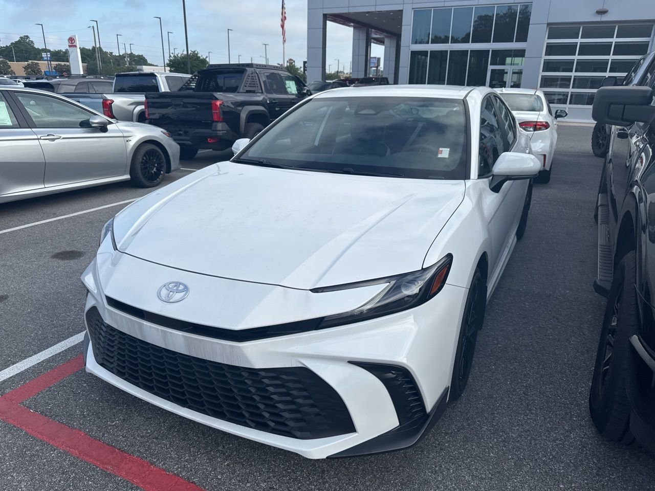 2025 Toyota Camry SE Hybrid's photo