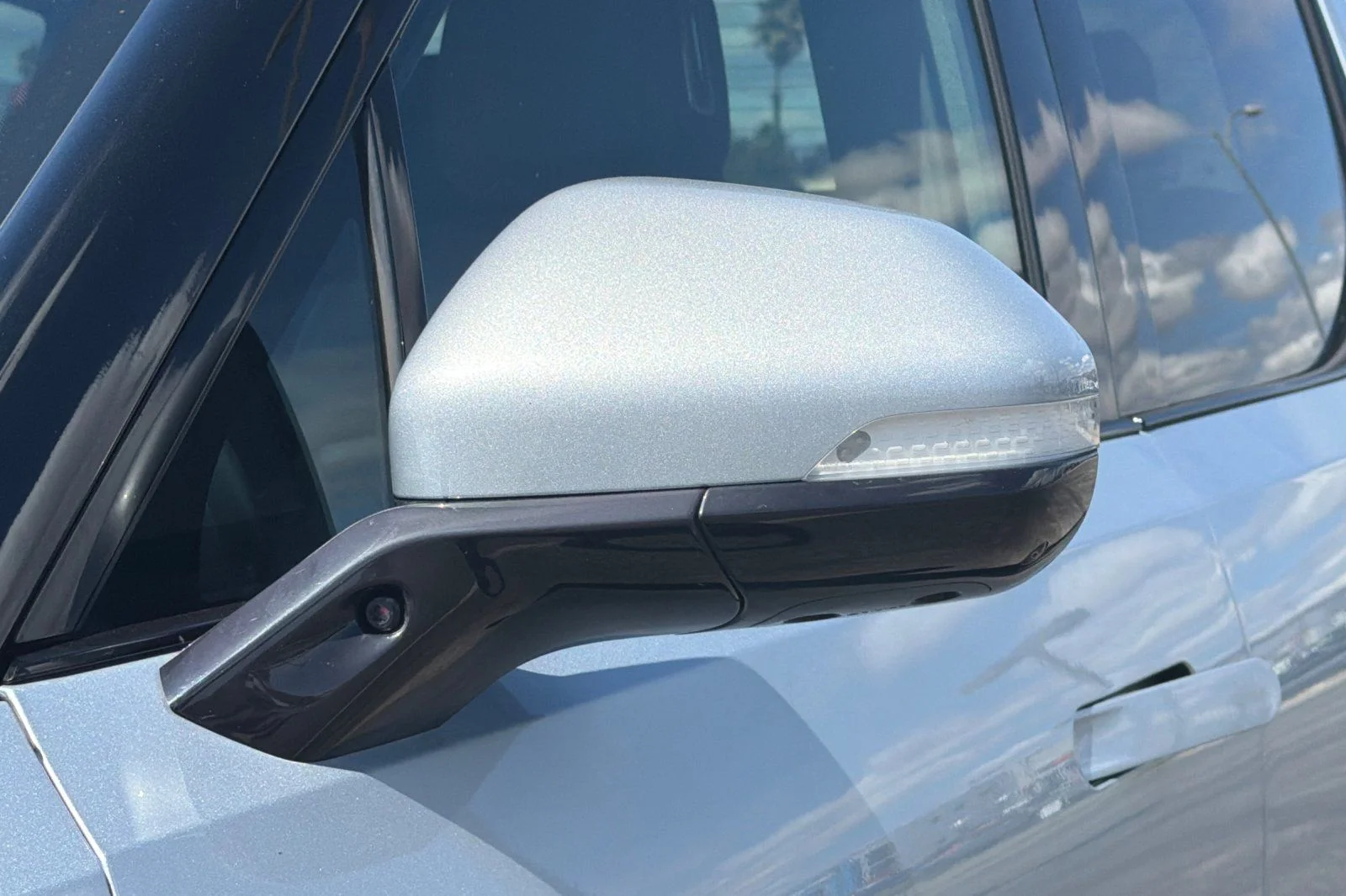 Used 2023  Rivian Adventure image 41