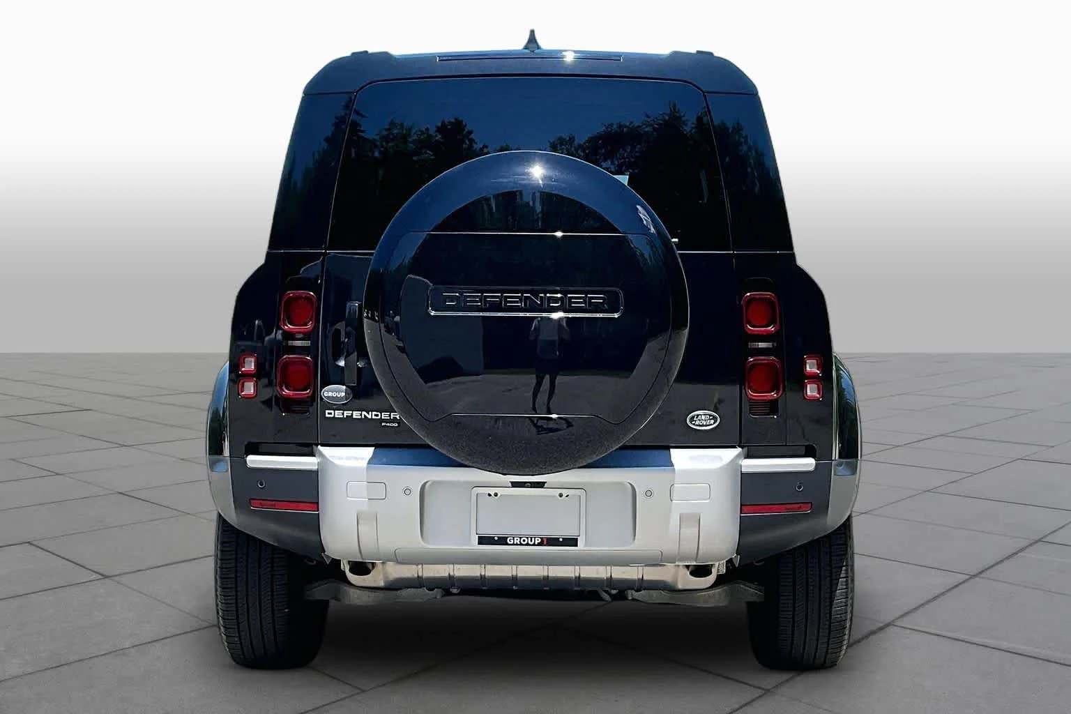 Used 2023 Santorini Black Metallic Land Rover SE image 5