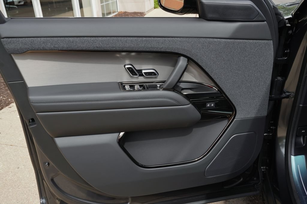 New 2027 Carpathian Grey Land Rover SE image 10