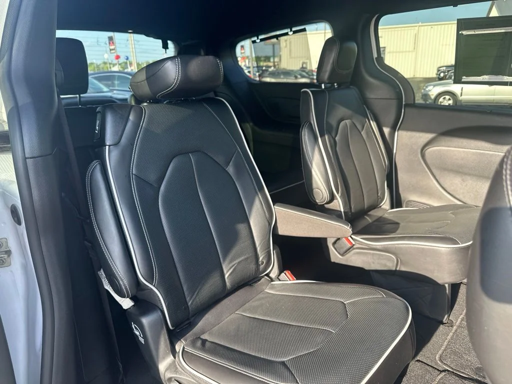 Used 2025 White Chrysler Limited image 32