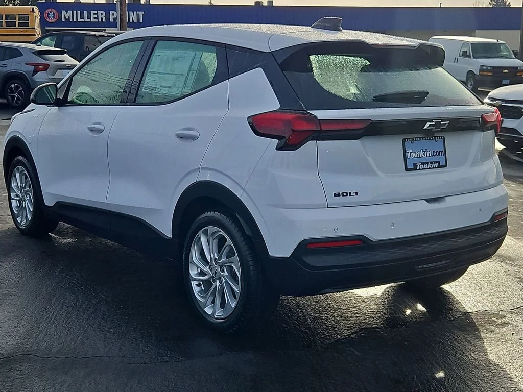 New 2027 Summit White Chevrolet LT image 4