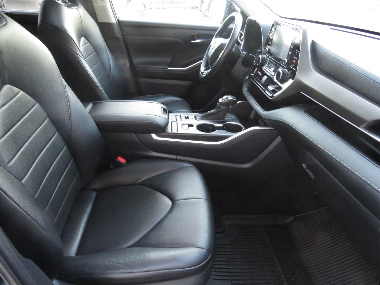 Used 2020 Midnight Black Metallic Toyota XLE image 26