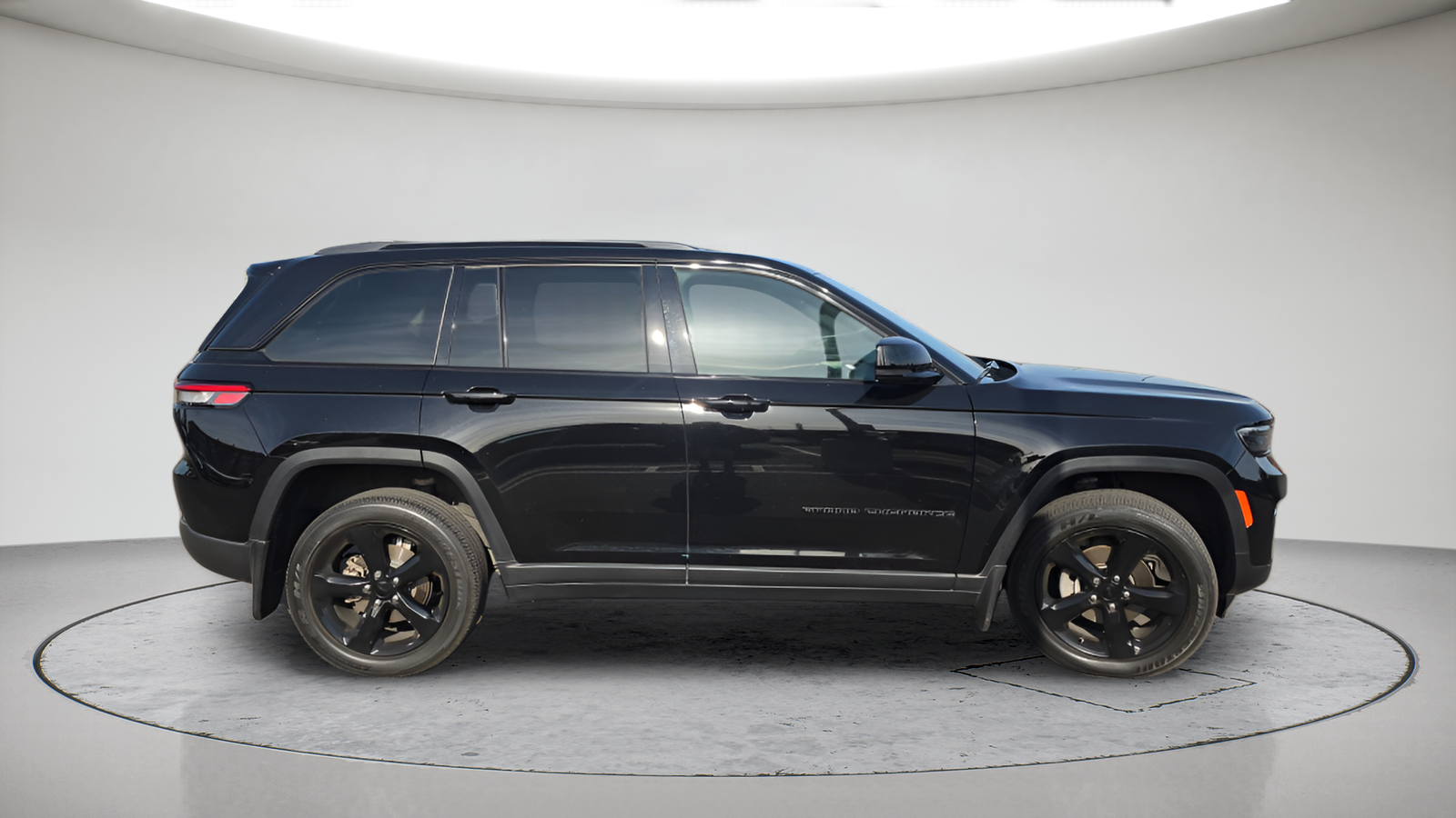 Used 2023 Diamond Black Jeep Altitude X image 3